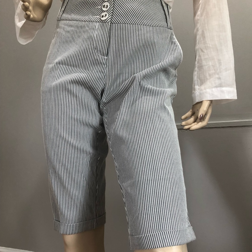 NWT.Bebe Loop Extended ShortColor Black White . Size 10